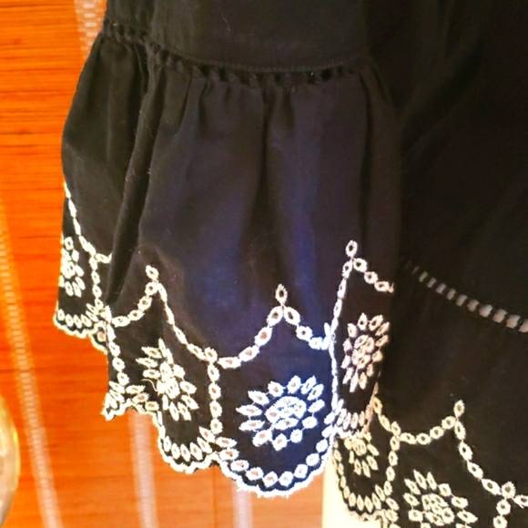 Gap Black & White Embroidered 3/4 Bell Sleeve Top Size Medium - Picture 5 of 12